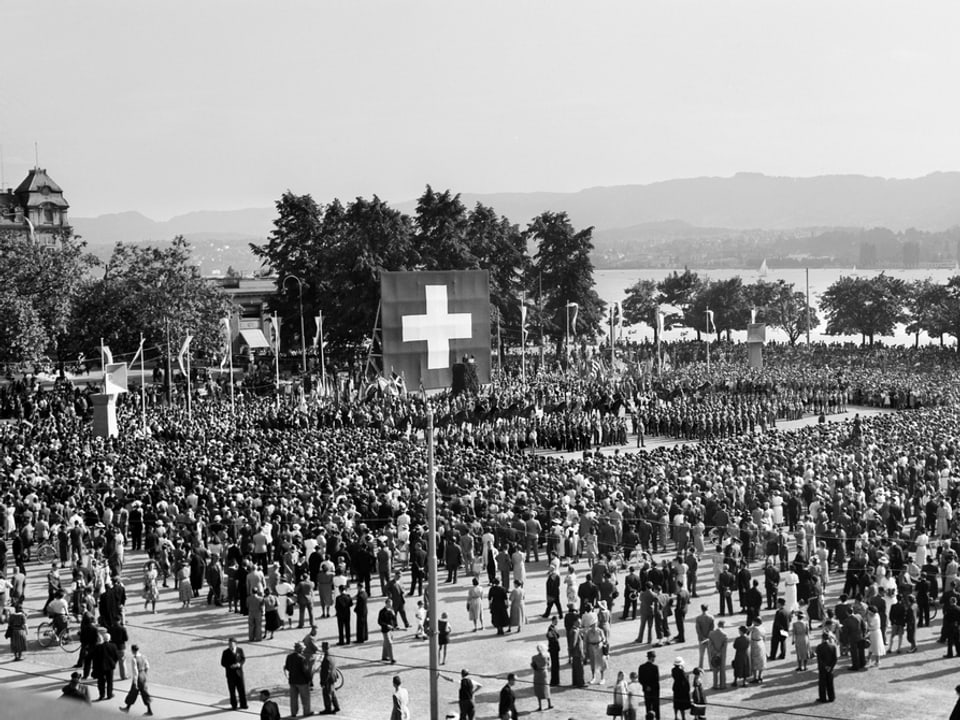 1.August-Feier nach dem Zweiten Weltkreig auf dem Sechseläutenplatz.