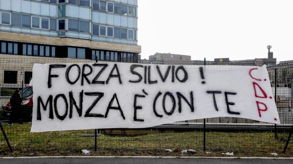Auf einem Banner steht auf italienisch geschrieben: «Halte durch, Silvio, Monza ist bei dir.»