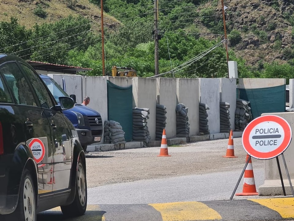 Ndërmjet fshatrave u ngritën postblloqe.