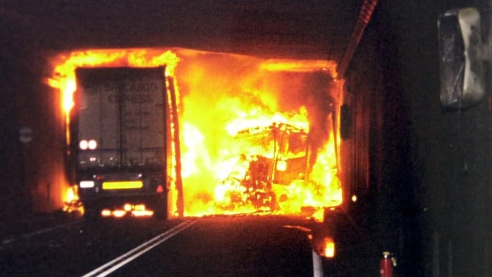 Archivbild Tunnelbrand Gotthard von 2001