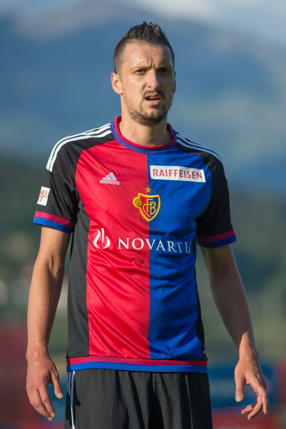 Zdravko Kuzmanović im FTrikot des FC Basel auf dem Platz.