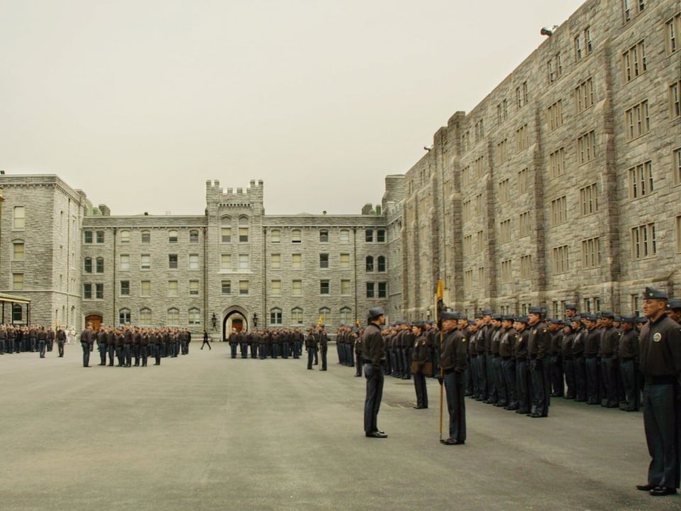 Innenhof von West Point mit Kadetten.