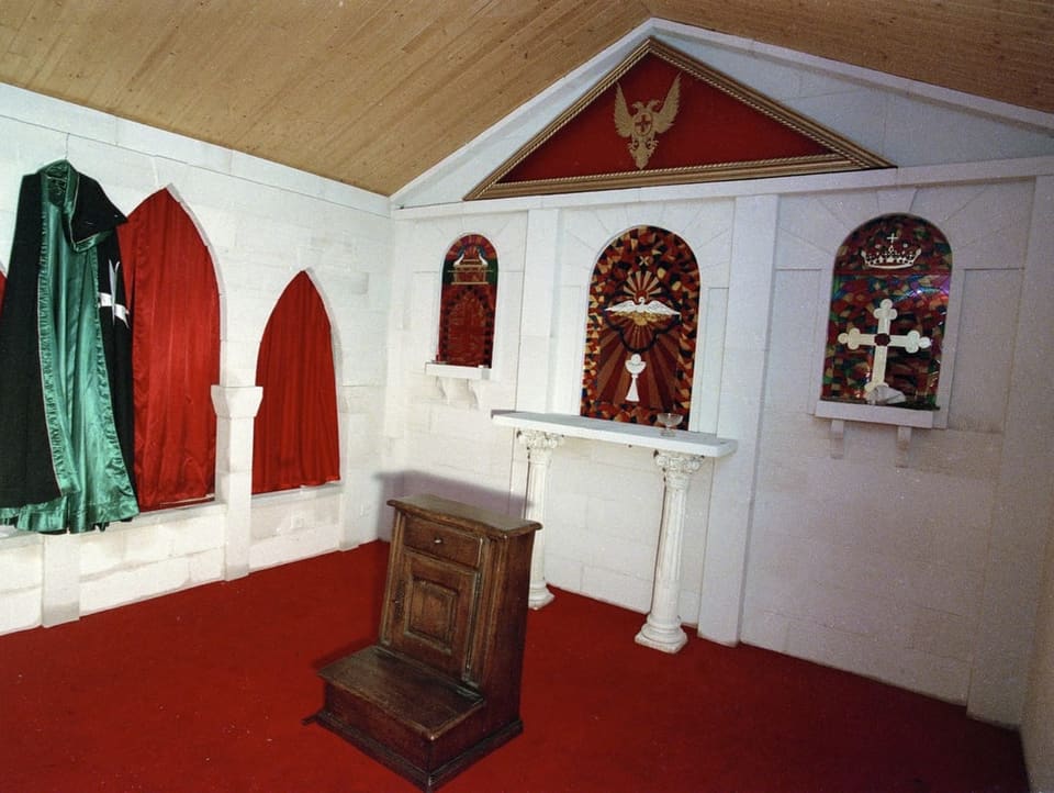 Unterirdischer Tempel mit Altar