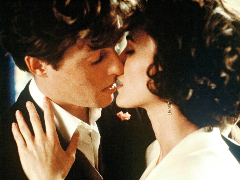 Hugh Grant und Andie MacDowell küssen sich