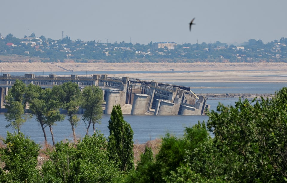 Teile von zerstörtem Staudamm ragen aus dem Wasser