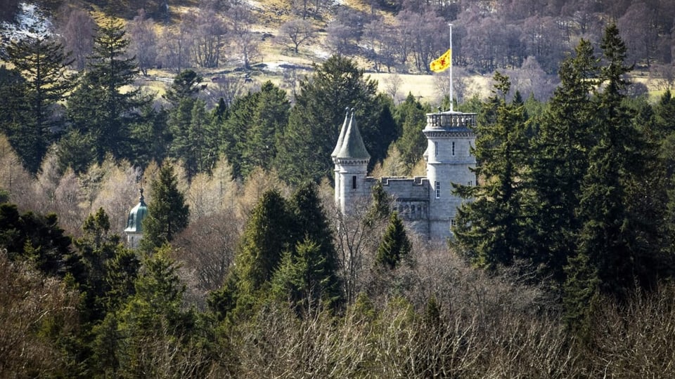 Schloss Balmoral zwischen den Bäumen.