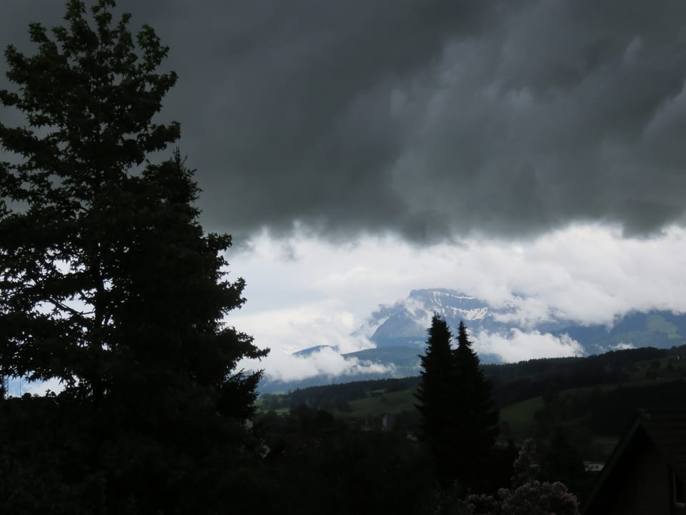 Schon fast eine bedrohliche Wettersituation, dunkle Wolken ziehen in Richtung Pilatus.