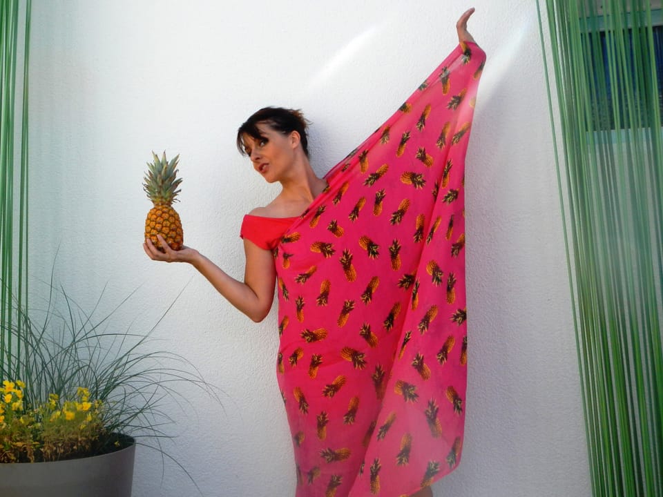Ursula Schubiger eingehüllt in eine Ananasprinttuch
