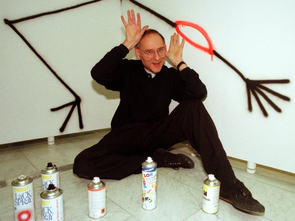 Harald Naegeli sprayt 1998 in einem Museum im oberpfälzischen Weiden. 