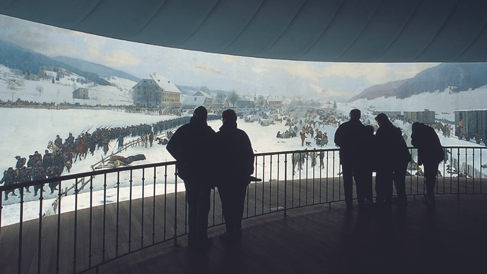 Besucher betrachten das Rundbild vom Balkon aus.