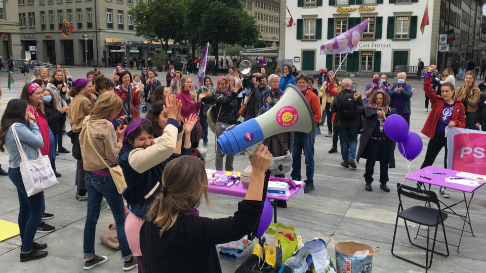 Frauen auf dem Bundesplatz.