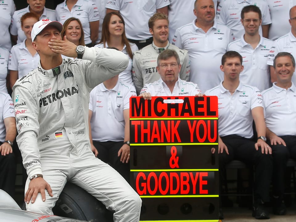 F1-Team von Schumacher der der Verabschiedung auf der Rundentafel steht «Thank you & Goodbye».