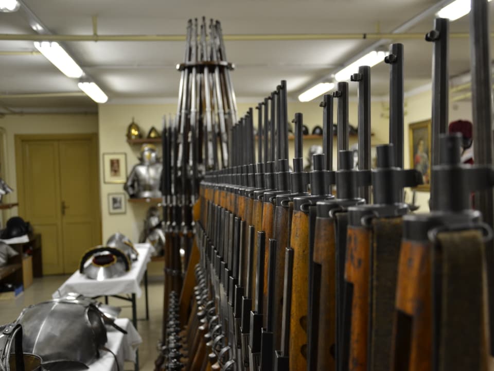 1881 gab es für die Gardisten die Remingtongewehre System Nagant, mittlerweile steht auch das Sturmgewehr 90 dort. 