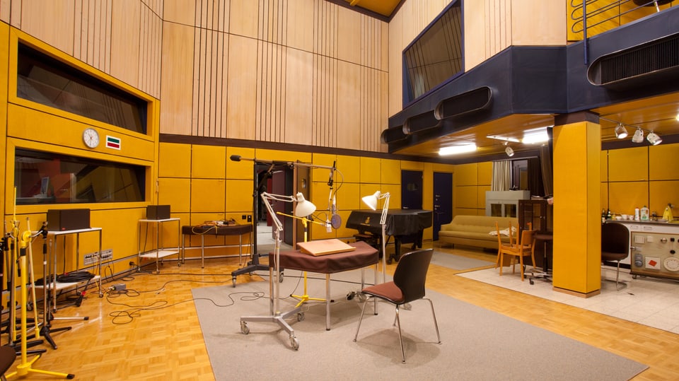 Hörspielstudio H3 im SRF-Studio Basel. Links hinter den horizontalen Fenstern ist die Regie untergebracht. Von dort aus kommen die Regieanweisungen für die Akteurinnen und Akteure im Studio, die lesen, schauspielern, musizieren und/oder Geräusche machen. 
