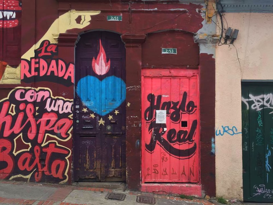Graffiti an Hauswänden der kolumbianischen Hauptstadt Bogota.