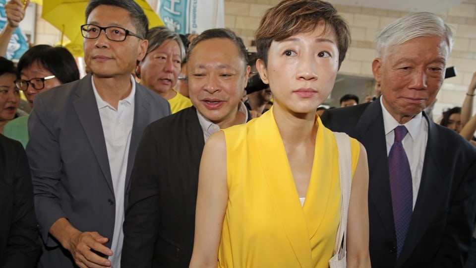 Die «Demokratie»-Anführer Chan Kin-man, Benny Tai, Tanya Chan und Chu Yiu-ming (v.l.n.r.) auf ihrem Weg in den Gerichtssaal.