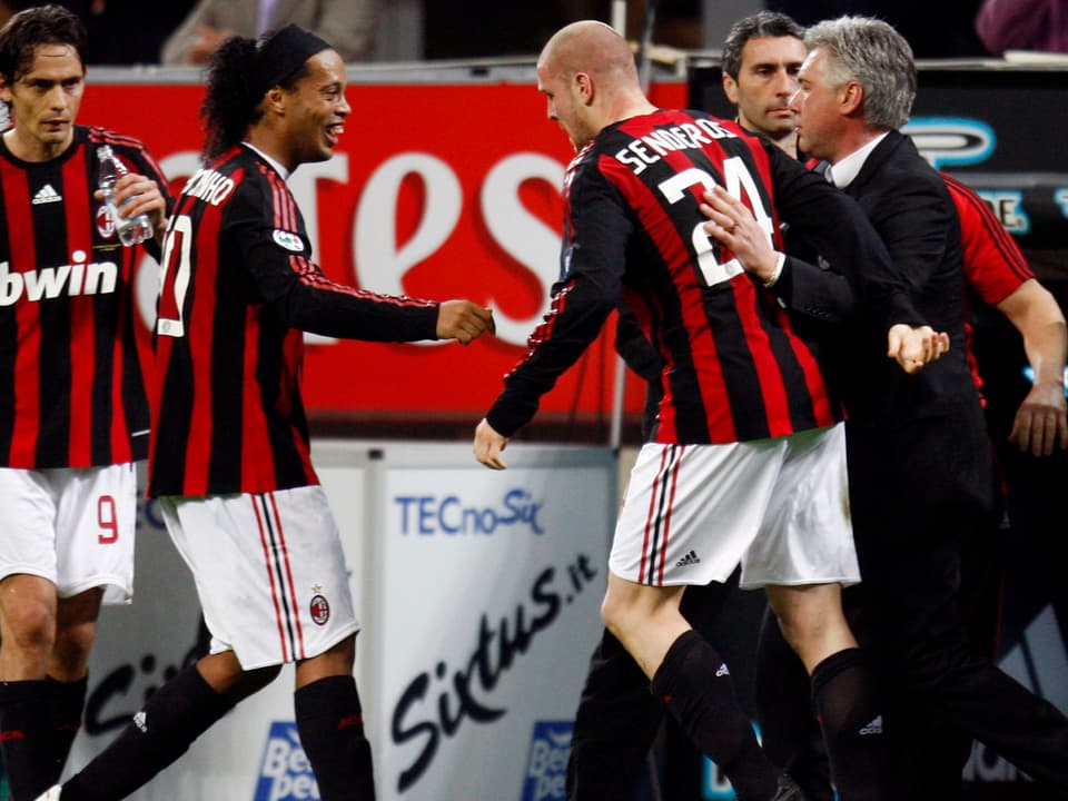 Philippe Senderos mit Ancelotti und Ronaldinho