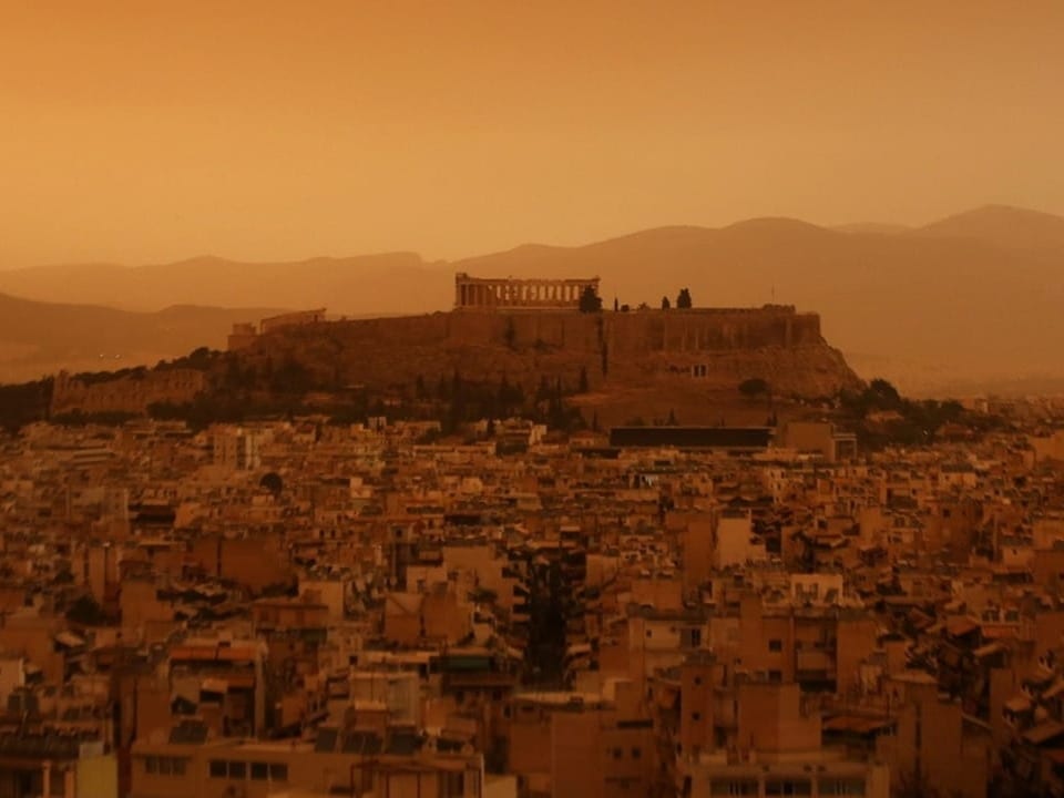 Saharastaub bedeckt den Akropolis-Hügel und den Himmel über Athen.