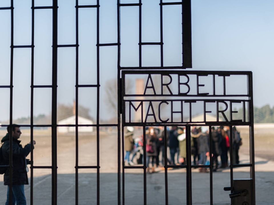 Das Eingangstor zum Vernichtungslager Auschwitz mit der Inschrift "Arbeit macht frei". 