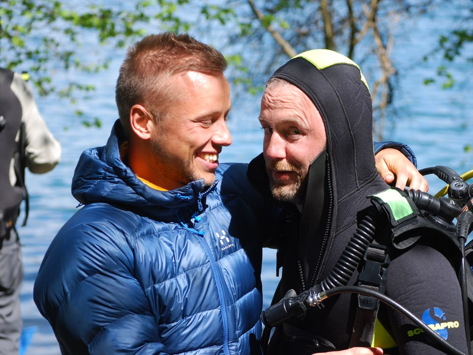 Ein junger Mann umarmt Nik Hartmann vor dessen erstem Tauchgang. 