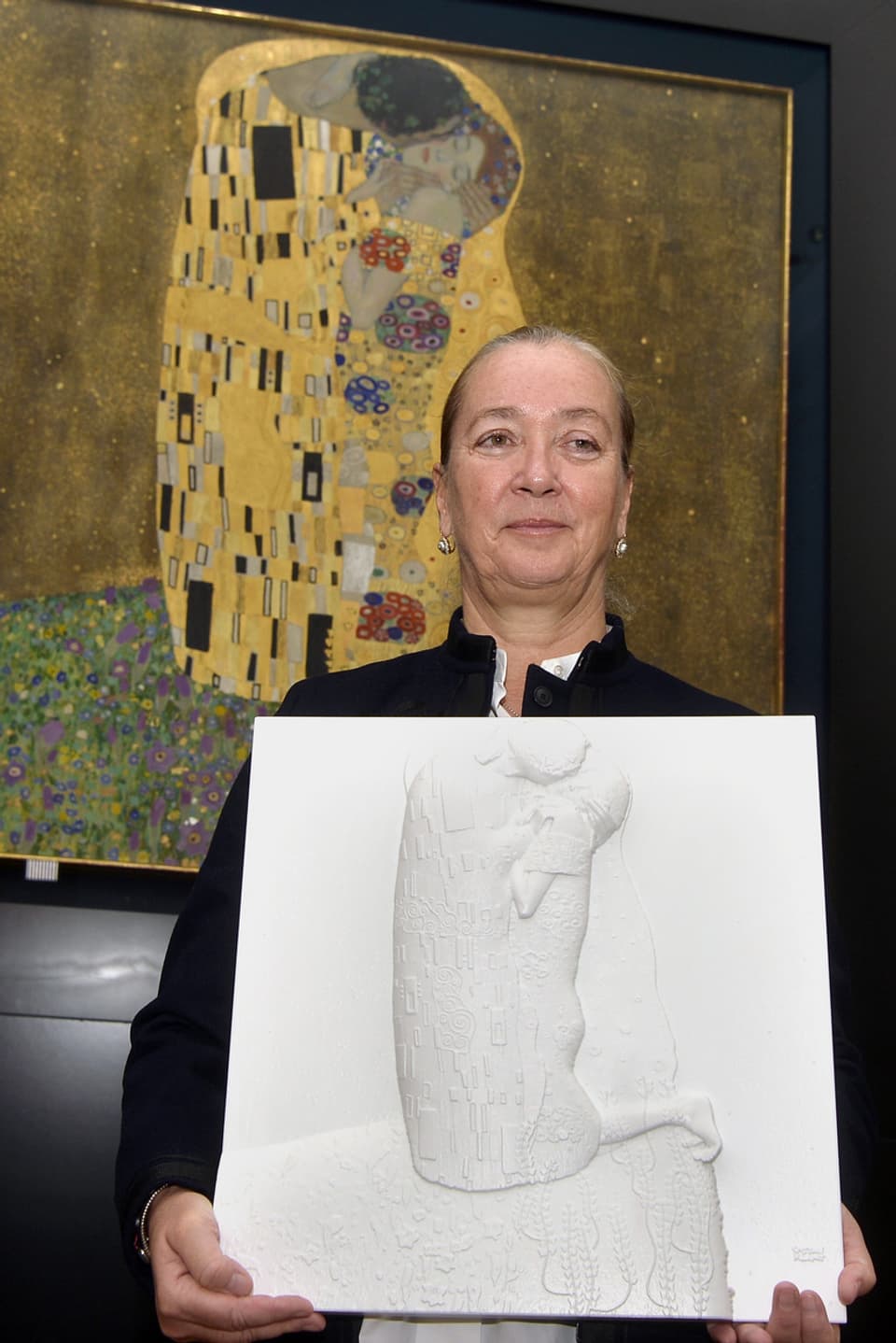 Belvedere-Direktorin Agnes Husslein-Arco hält das Tastrelief von Gustav Klimts «Kuss».