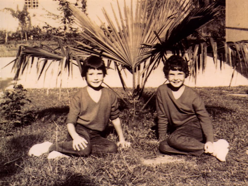 Eine Sepia-Aufnahme der beiden Schwestern Labèque als Kinder.