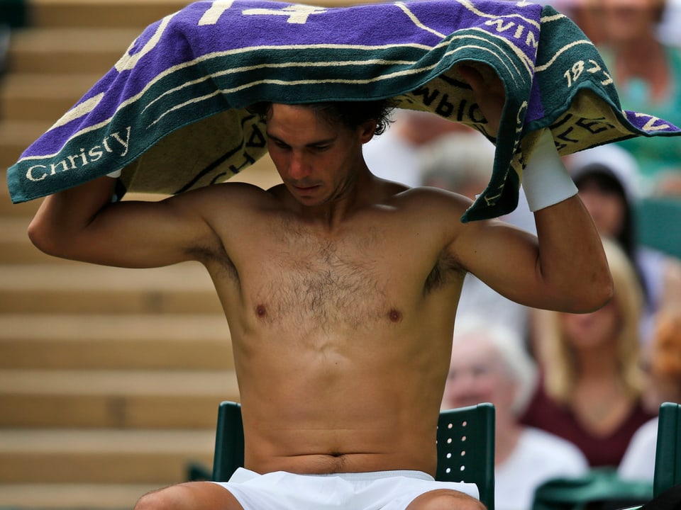 Rafael Nadal wechselt in Wimbledon das T-Shirt.