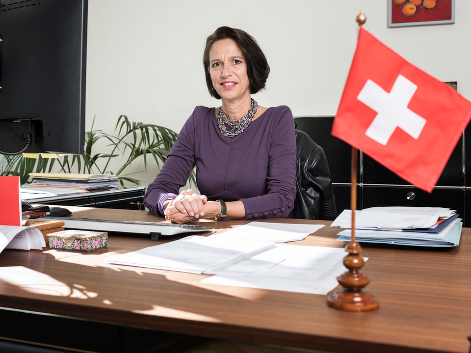 Schweizer Botschafterin Christine Schraner Burgener an ihrem Schreibtisch in Berlin.