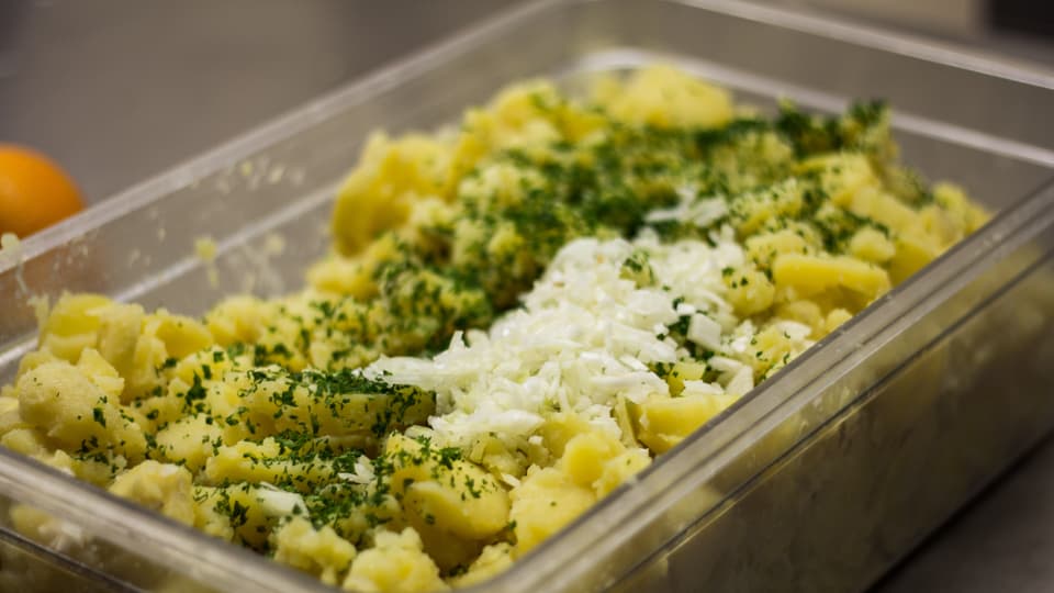 Der Kartoffelsalat wird als Beilage zur traditionellen «Chalberwurscht» serviert.