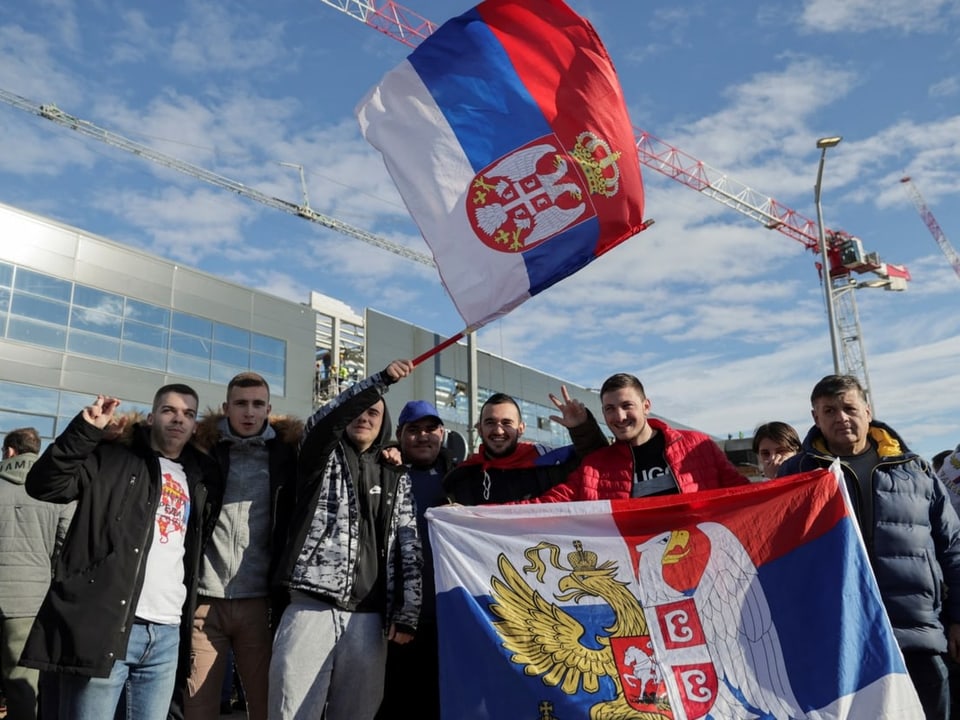 Fans von Djokovic schwenken eine Fahne.