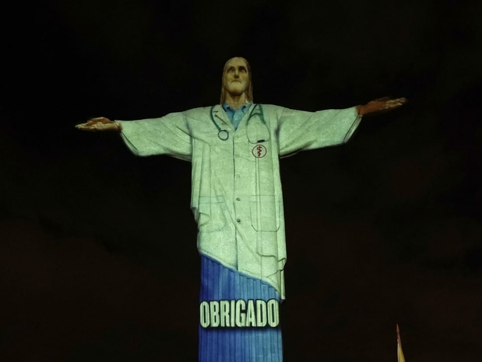 Jesus-Statue beleuchtet mit dem Wort Obrigado