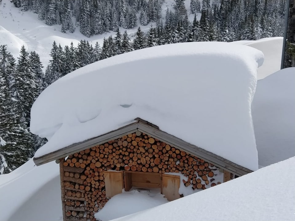 Ein mit sehr viel Schnee bedecktes Haus