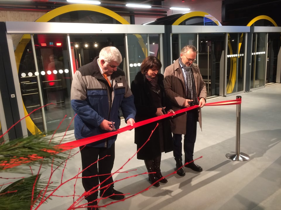 Bundespräsidentin Doris Leuthard trennt das rote Band zur Eröffnung der neuen Stoosbahn.
