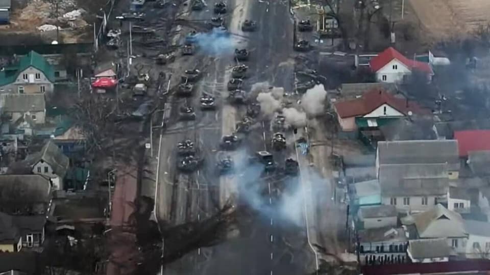 Panzer liefern sich Kämpfe auf der Strasse im Wohngebiet.