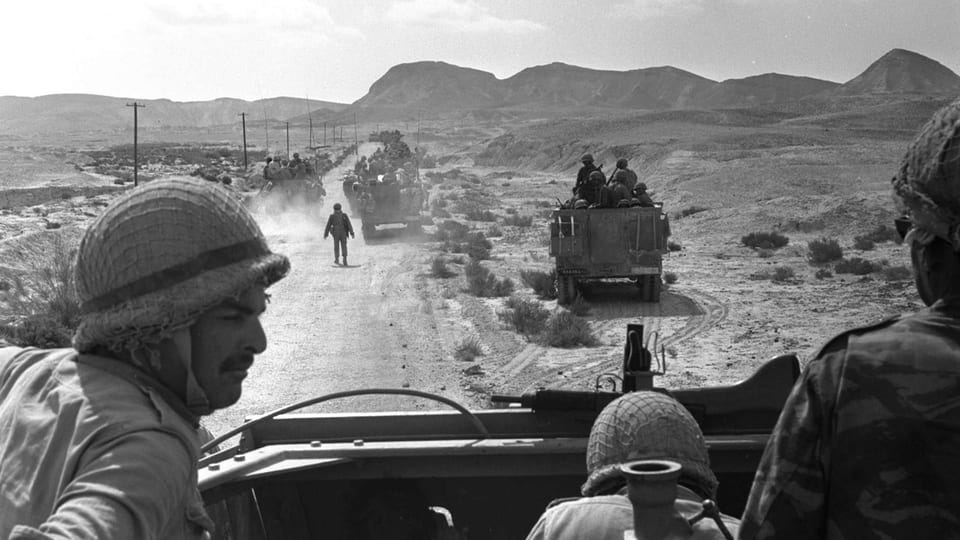 Während des Sechstagekriegs fahren israelische Kämpfer auf ägyptische Stellungen im Sinai zu.