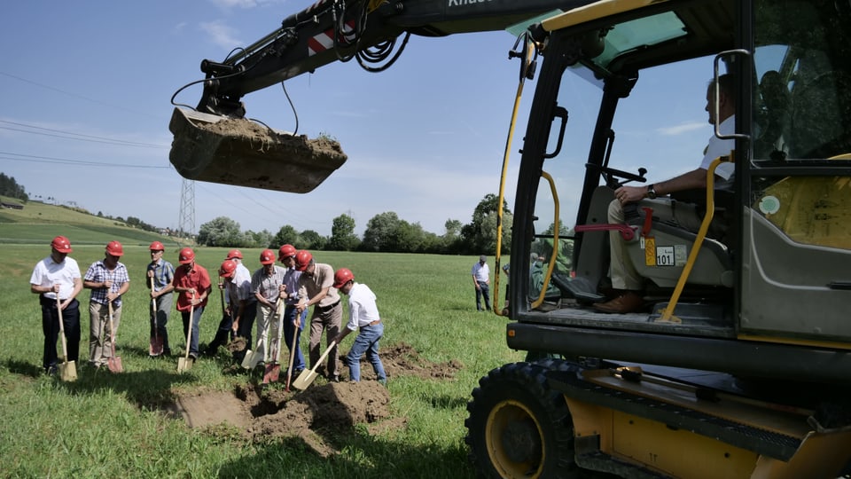 Bagger und Leute mit Schaufeln