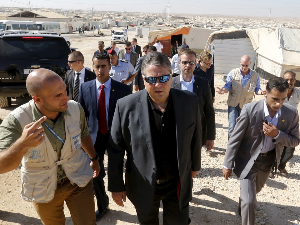Der deutsche Wirtschaftsminister Sigmar Gabriel lässt sich Zaatari von einem UNHCR-Mitarbeiter zeigen.