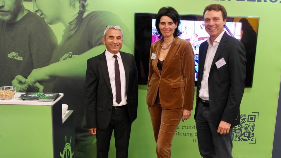 Dreiergruppe am Messestand