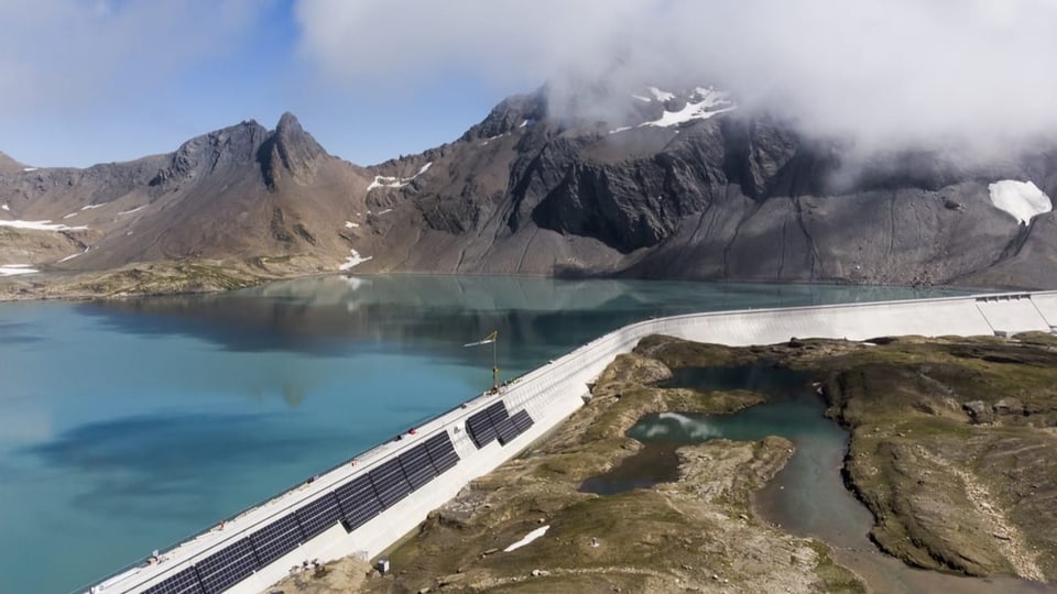 Solarprojekt der Axpo am Stausee Mutt