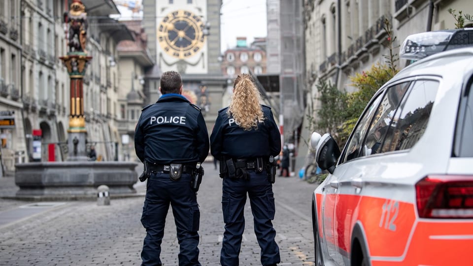 Polizist und Polizistin in der Berner Altstadt