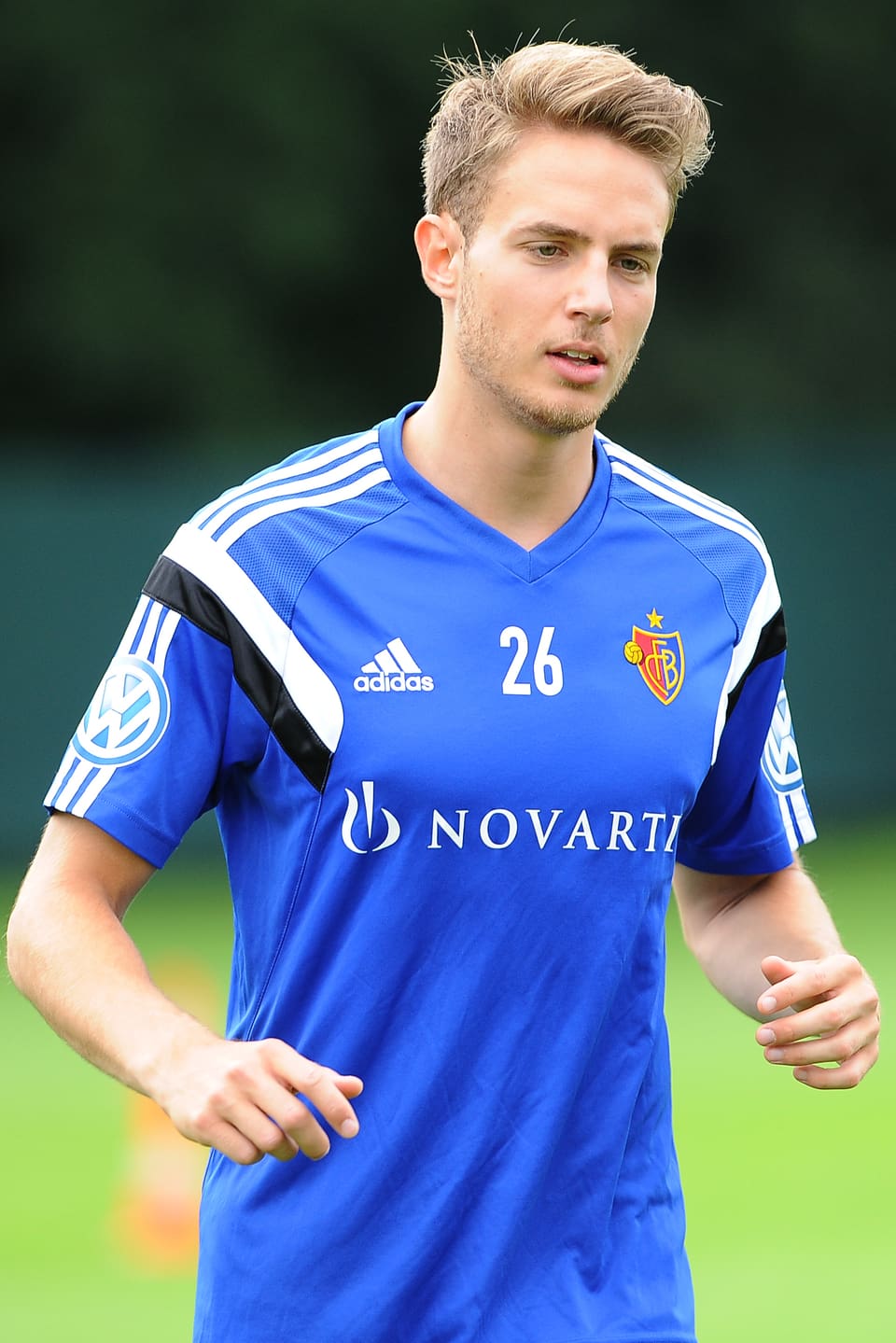 Daniel Høegh joggend im Trainingsshirt des FC Basel