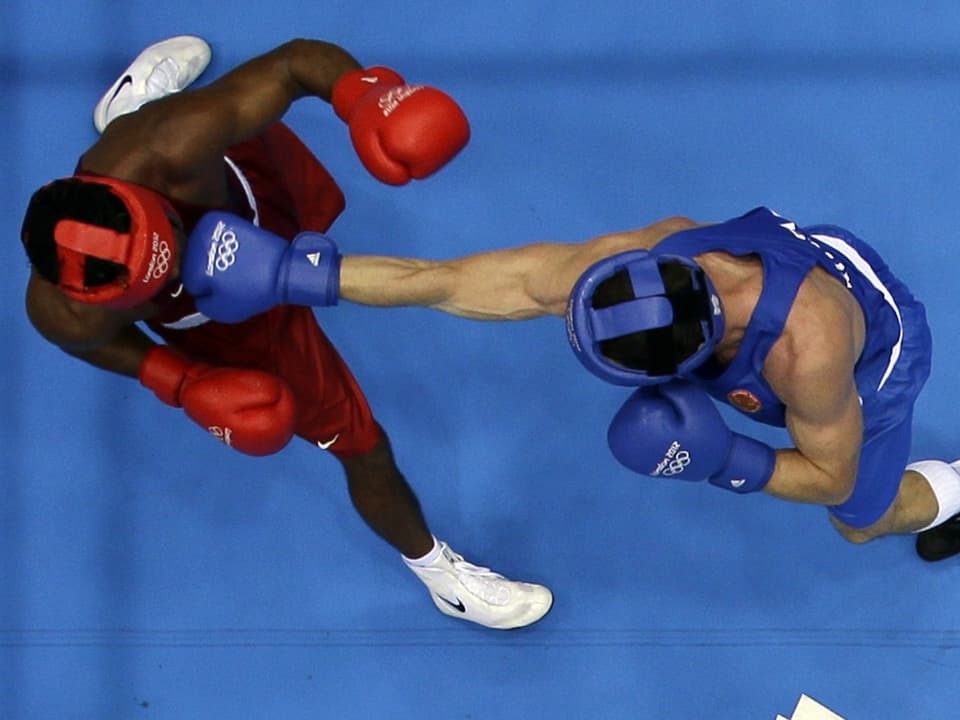 Olympische Ringe auf den Handschuhen der Boxer.