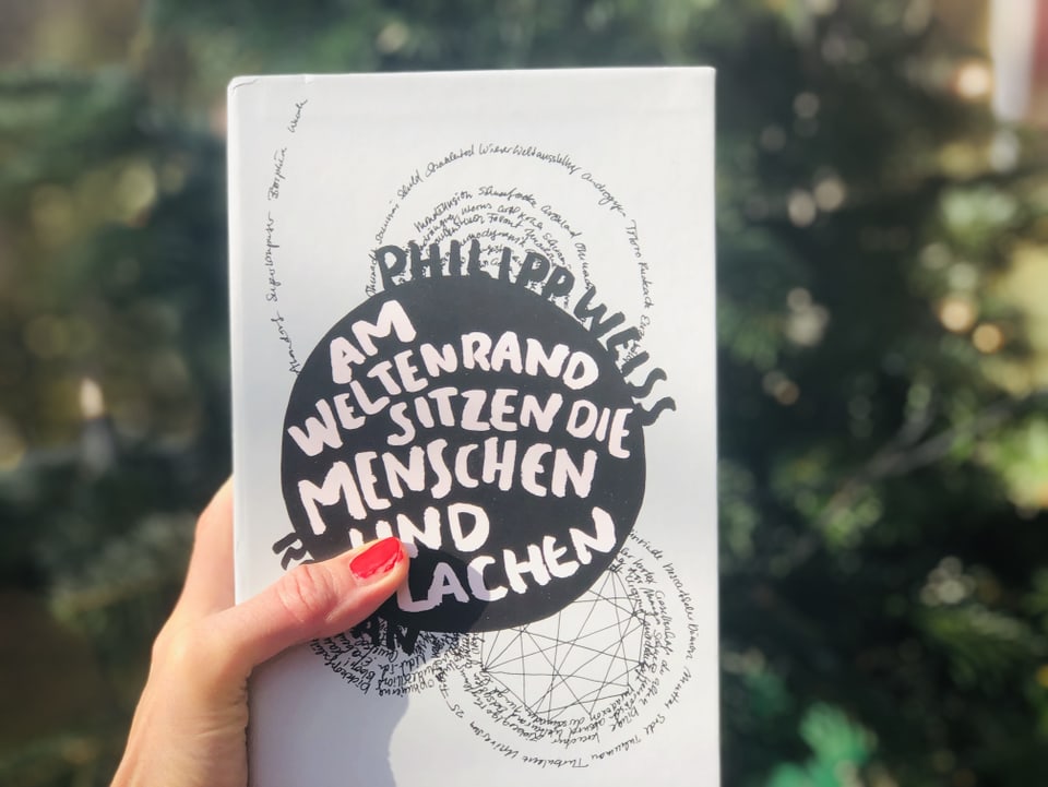 Der Roman von Philipp Weiss: «Am Weltenrand sitzen die Menschen und lachen» vor einem Tannebaum hingehalten
