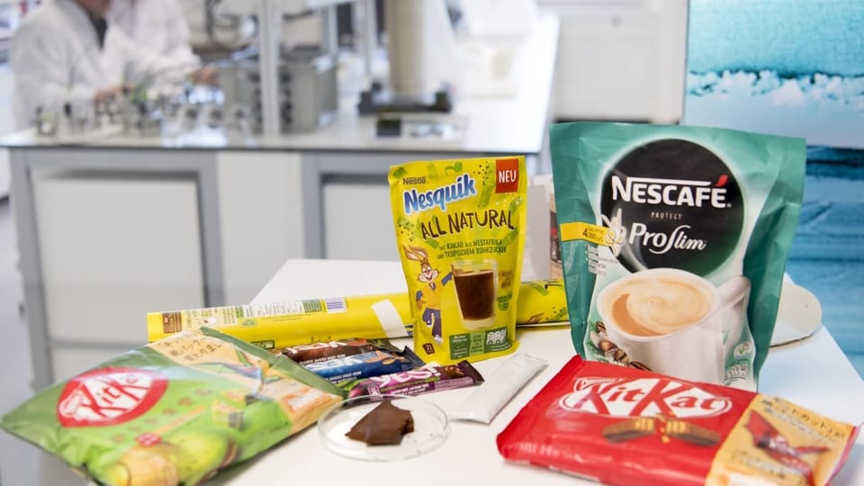 Verschiedene Nestlé-Lebensmittelprodukte auf einem Tisch in einem Labor.