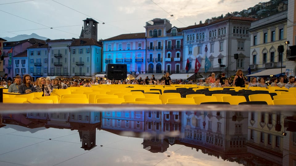 Gelbe Stühle auf der Piazza Grande in Locarno.
