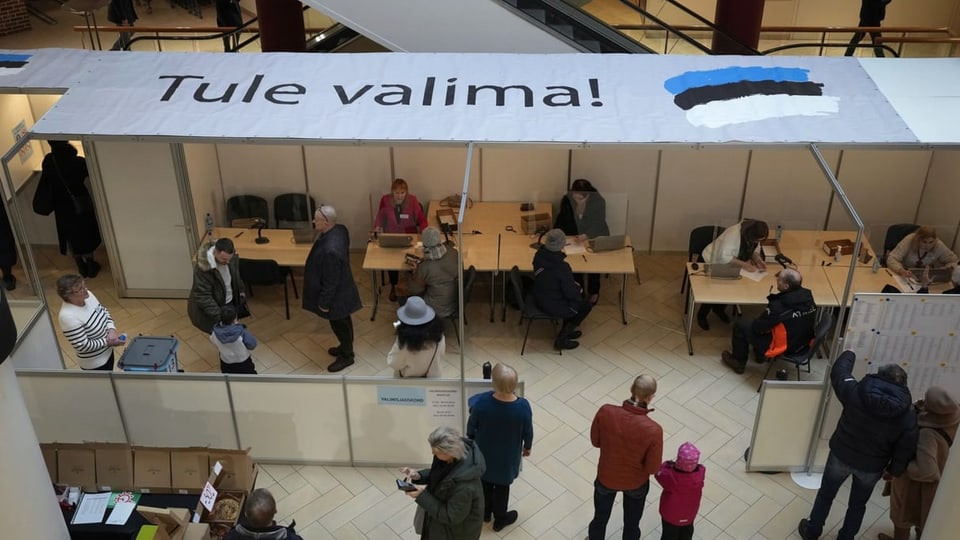 Menschen gehen in Estland wählen