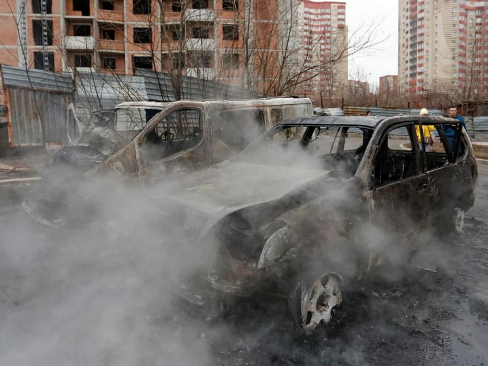 Verkohlte Autos in der von den Separatisten kontrollierten Stadt Donezk nach einem Beschuss.