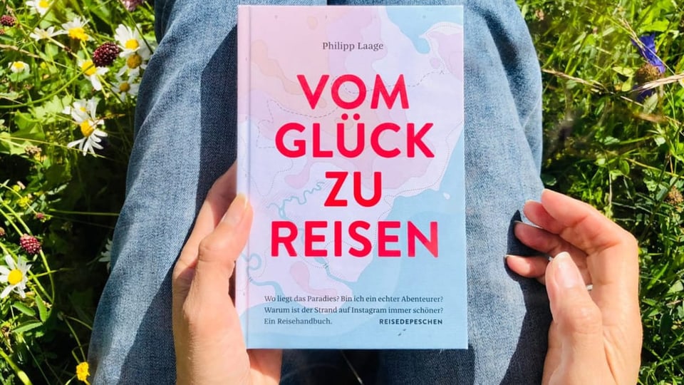 Buchtipp Nummer 1 Annette König hält das Buch «Vom Glück zu Reisen» von Philipp Laage auf den Knien