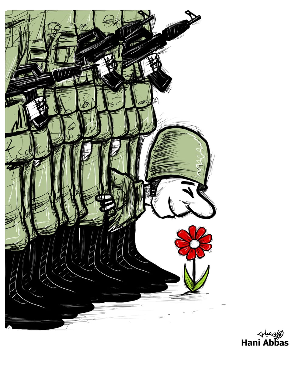 Zwischen einer Reihe von Militärs schaut ein Soldat hervor, der lächelnd an einer Blume riecht. 