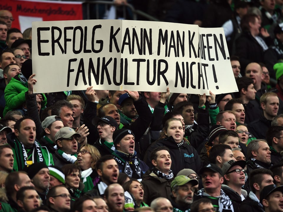 Gladbach Fans halten ein Transparent in die Höhe: «Erfolg kann man kaufen. Fankultur nicht!»